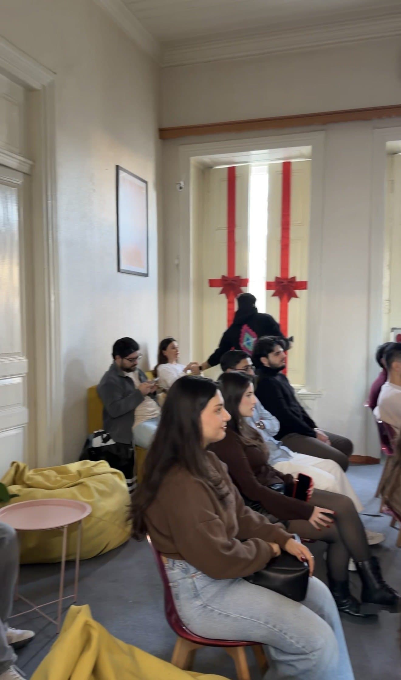 DesTech-in keçən tədbirində iştirakçılar çıxışı dinləyir